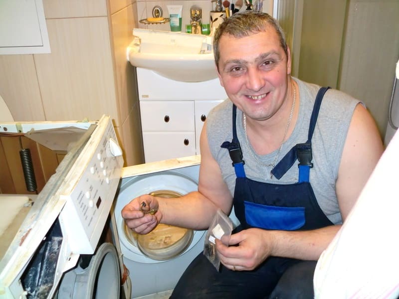Мастер ремонтирует стиральную машину на выезде — «РемПрофи», Титова, 11