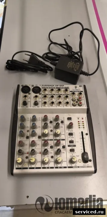 Микшерный пульт BEHRINGER UB1002