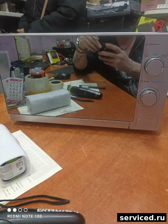 Микроволновая печь Midea MM720C4E-S